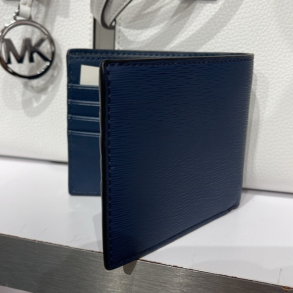 Michael Kors Cooper Billfold Wallet
Navy
NWT - Picture 3 of 16